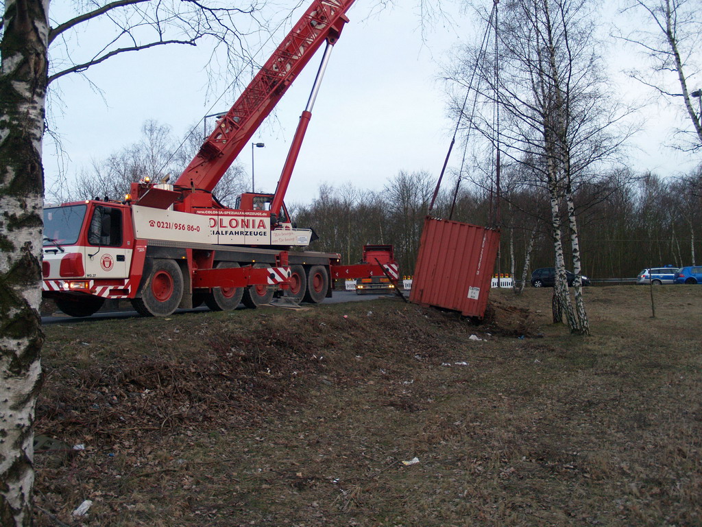 LKW verliert Container Koeln Niehler Ei P125.JPG